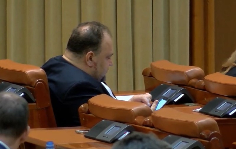 VIDEO/ Plictisiţi de buget, unii parlamentari s-au refugiat în telefoane şi tablete la dezbaterile din plen