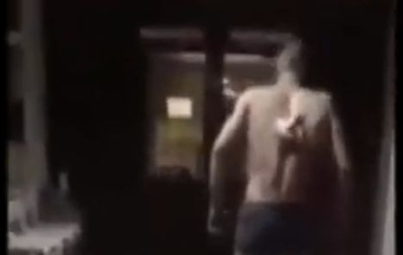 VIDEO | Motivul incredibil pentru care un bărbat înjunghiat se plimbă pe holurile unui spital, deși are un cuțit înfipt în spate