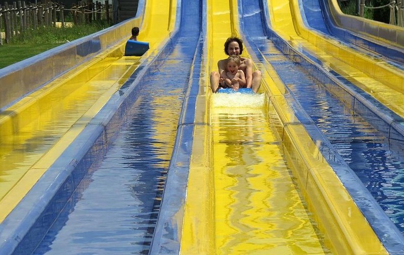 Nu ţi-ai fi închipuit să o vezi aşa vreodată! Prinţesa Lia, în costum de baie alături de Micul Prinţ | FOTO