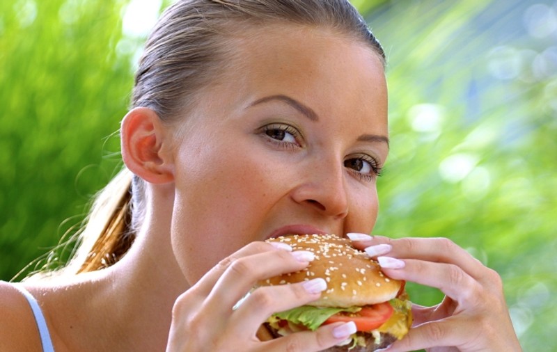 Un pericol mare pentru sănătate: fast food-ul