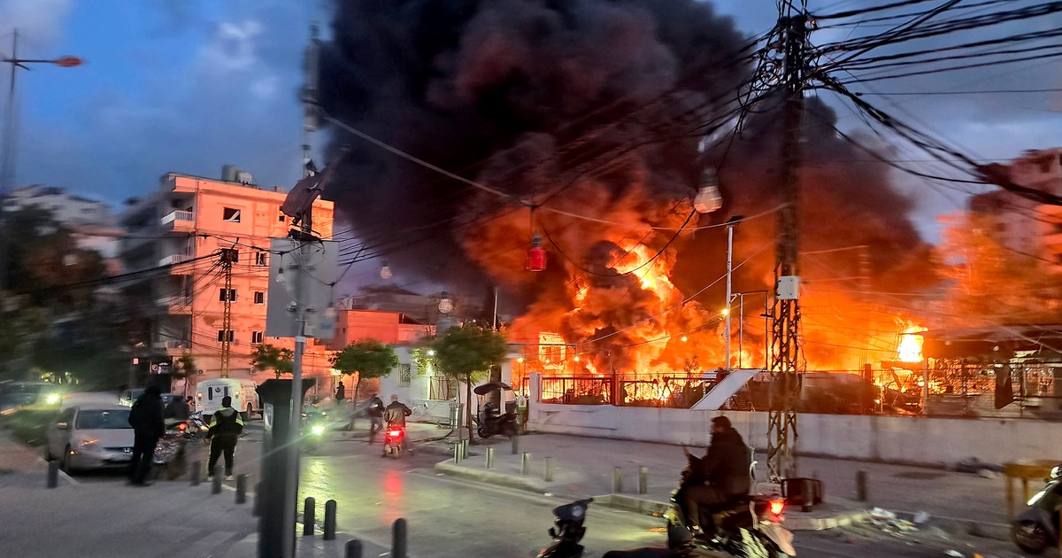 Oamenii sunt speriați în urma bombardamentului israelian asupra Libanului.,