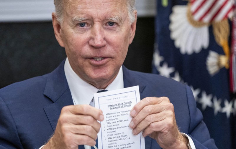 Instrucțiunile echipei prezidențiale pentru Joe Biden, arătate din greșeală de acesta, la un eveniment: „Intrați în Sala Roosvelt și salutați participanții. Luați loc”