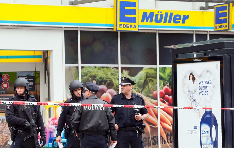 FOTO | Atac la un supermarket din Hamburg. Cine este suspectul