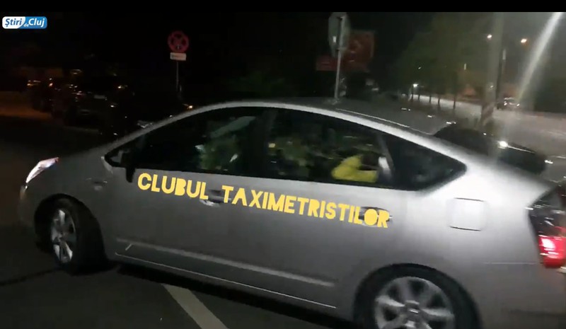 Un șofer Uber a fost atacat cu ouă de taximetriști, în Cluj. Victima a sesizat poliția și își ia avocat