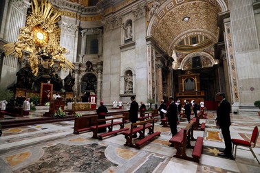 Doar câțiva credincioși au fost prezenți la Liturghia de Înviere