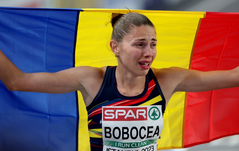 Claudia Bobocea, în lacrimi după argintul cucerit în proba de 1.500 de metri de la Europenele de sală. Gabriel Bitan, bronz la lungime