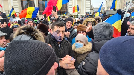 Simion, în continuare în Piața Unirii, după ce a fost stropit cu cerneală