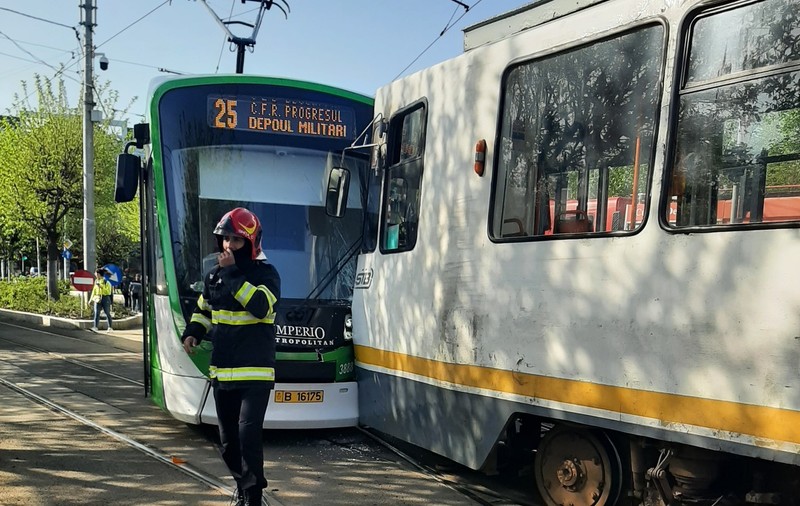 Două tramvaie s-au ciocnit frontal în București, zona Eroii Revoluției: „Cum e posibil să ajungă pe aceeași linie?”
