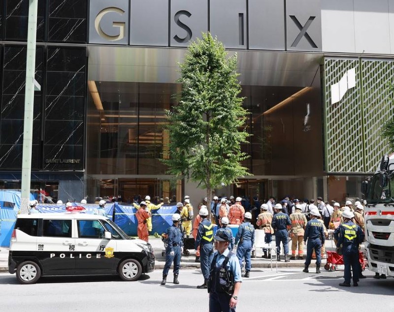 Zeci de persoane rănite, după ce un bărbat a stropit cu o substanță periculoasă într-un centru comercial de lux din Tokyo