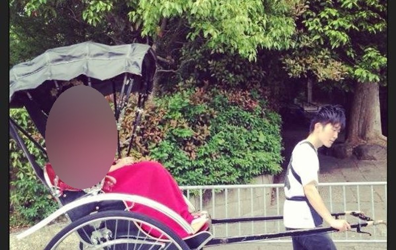 NU O RECUNOŞTI! Este DIVĂ PE SCENĂ, dar în vacanţe EXPERIMENTEAZĂ. Uite cum s-a transformat o vedetă de la noi | FOTO