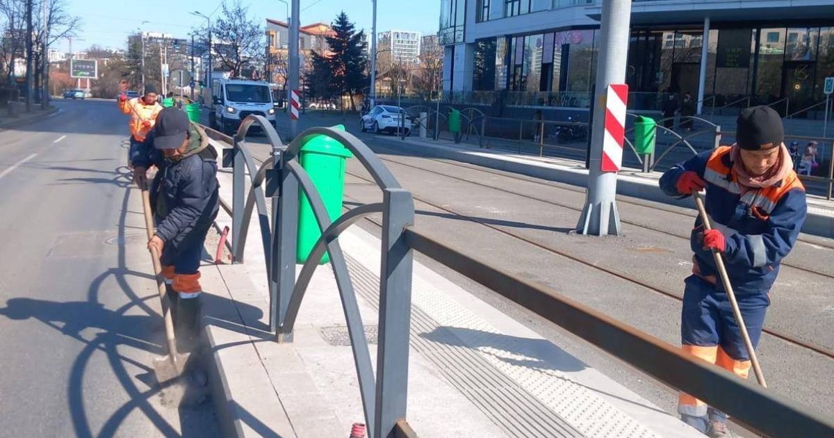 Muncitori fac curatenie pe strazi, mar=tura, Sector 2 Bucuresti, martie 2026