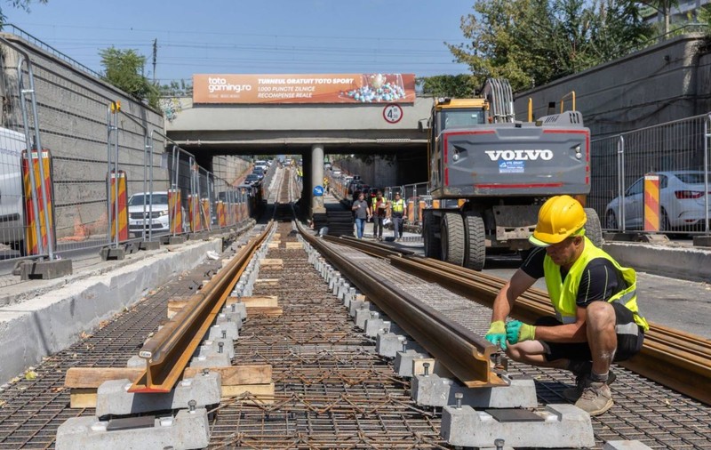 A început montarea șinelor în zona de Nord din București. Când vor fi gata lucrările