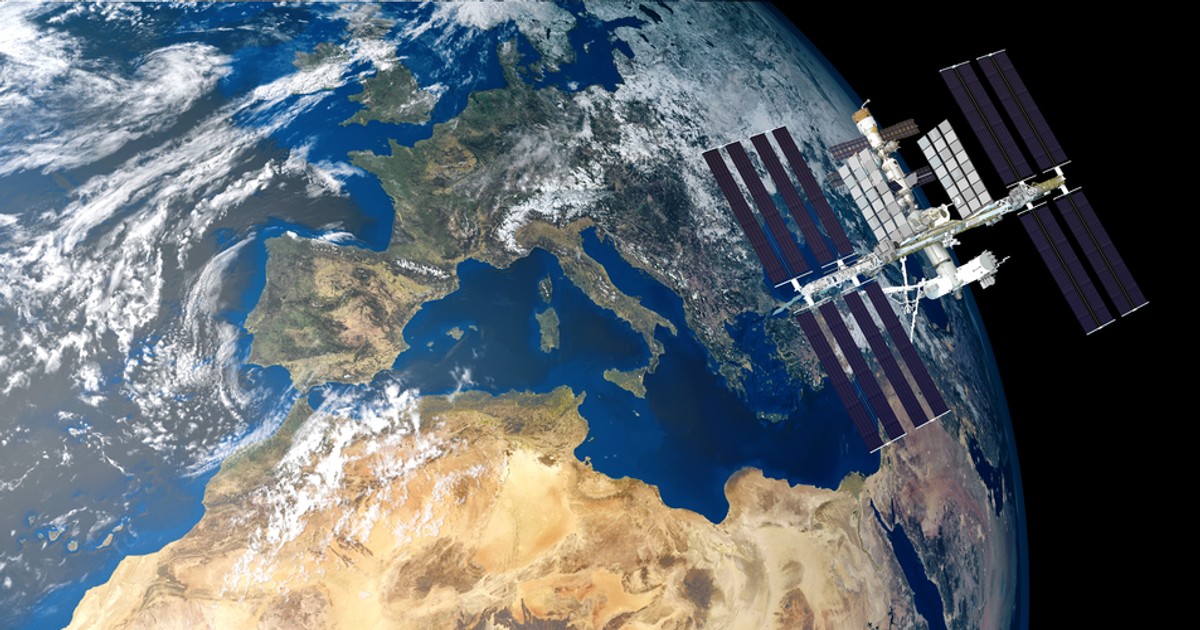 Staţia Spaţială Internaţională - Imagine spectaculoasă cu ISS deasupra Mării Mediterane
