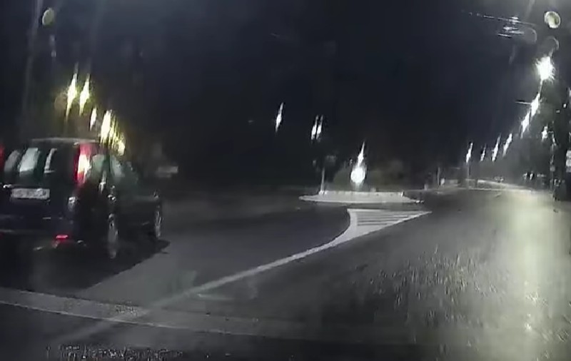 Șofer filmat când intră pe contrasens într-un giratoriu din Cluj-Napoca: „Spiritul Crăciunului te ghidează pe căi greșite”