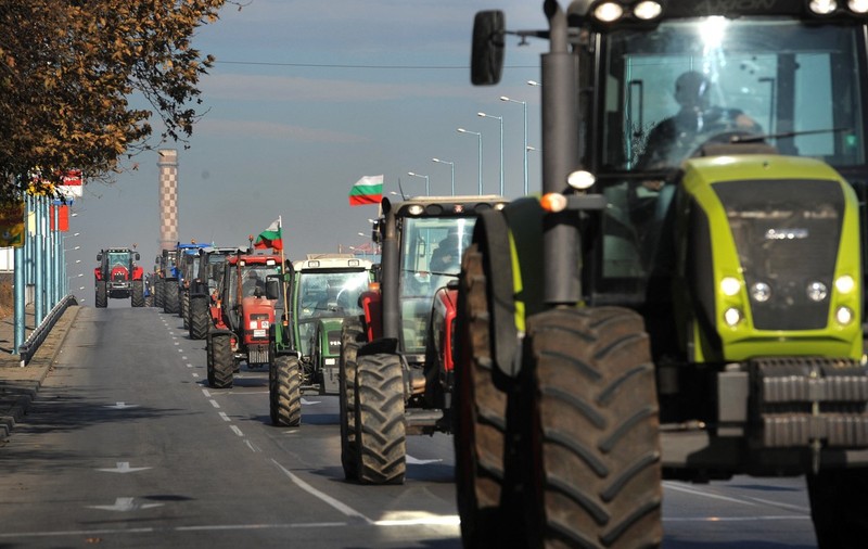 Agricultorii bulgari au blocat cu tractoare o şosea pentru a cere interzicerea importurilor de grâu din Ucraina