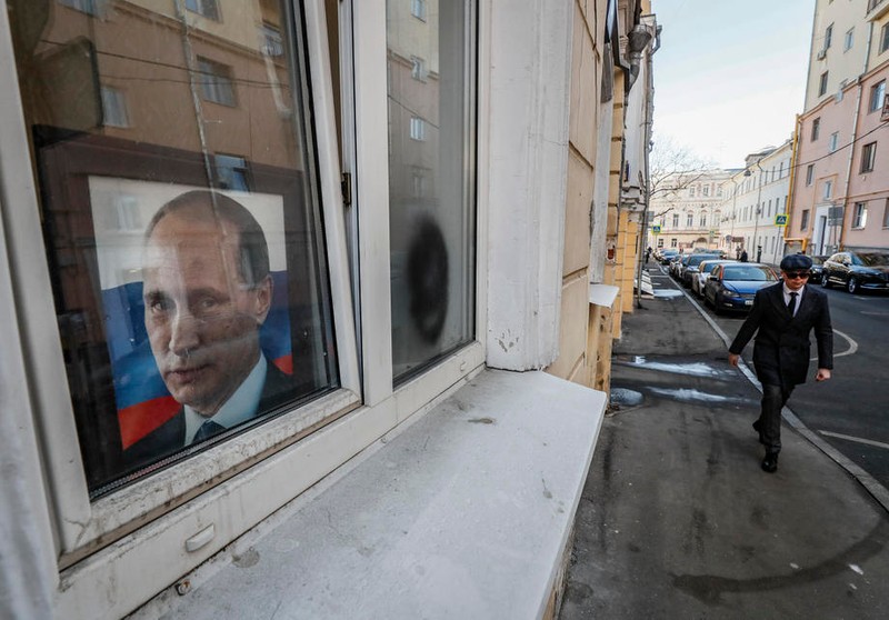 Portretul lui Putin e omniprezent pe străzile capitalei ruse | Foto: EPA
