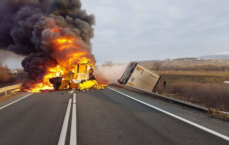 Trei TIR-uri s-au ciocnit și au luat foc în Caraș-Severin. Doi șoferi au murit