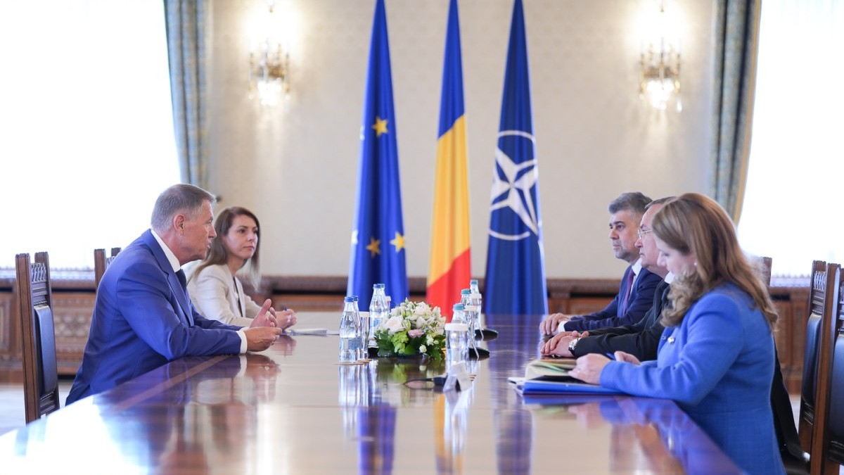 Președintele Klaus Iohannis, discuții la Palatul Cotroceni cu liderii coaliției, Nicolae Ciucă și Marcel Ciolacu, și cu ministrul Educației, Ligia Deca. Foto: Administrația Prezidențială