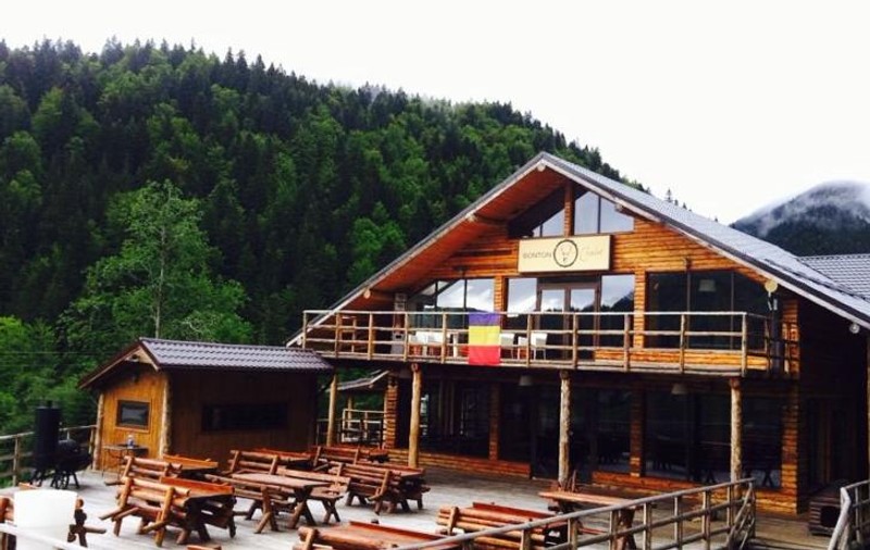 UPDATE | Cabana lui Adrian Năstase din Azuga a fost cuprinsă de flăcări. Turiștii au fost evacuați preventiv