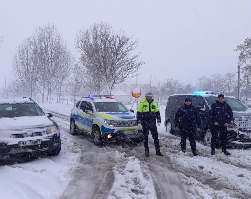 Moldova, sub cod roșu de ninsoare. Mii de persoane, înzăpezite cu mașinile din cauza viscolului, mai multe drumuri blocate. FOTO