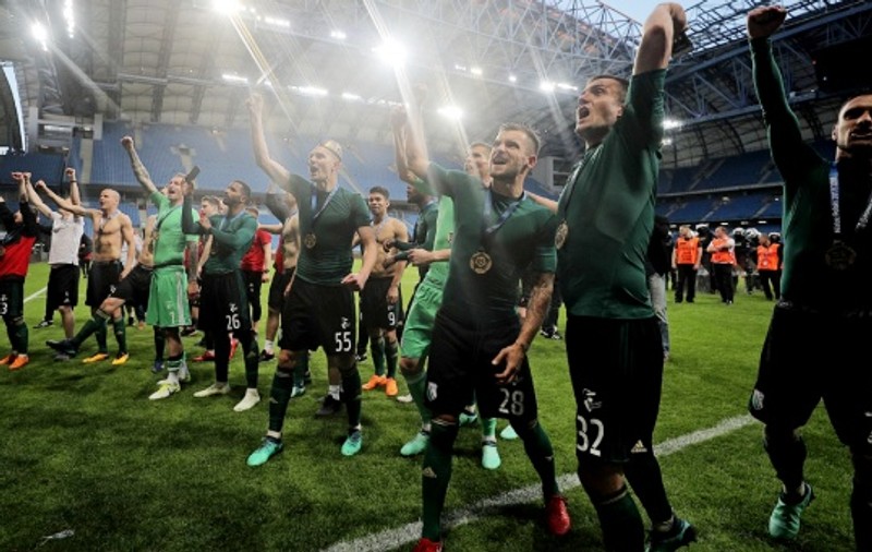Legia Varșovia a câștigat campionatul Poloniei 2018, după ce meciul din ultima etapă a fost abandonat. Fanii lui Lech, echipa lui Răduț, au aruncat cu torțe și au intrat pe teren / VIDEO