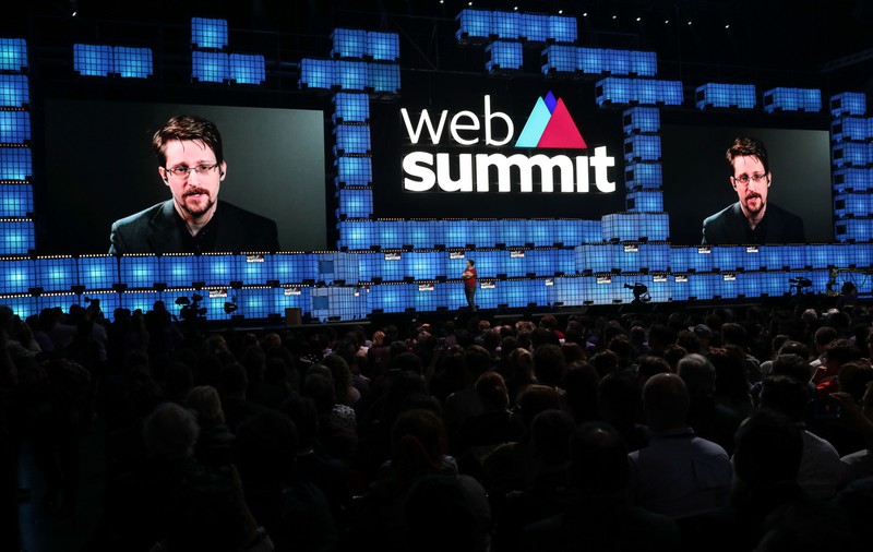 Putin i-a acordat cetățenia rusă lui Edward Snowden. Fostul spion american nu este vizat de decretul privind încorporarea