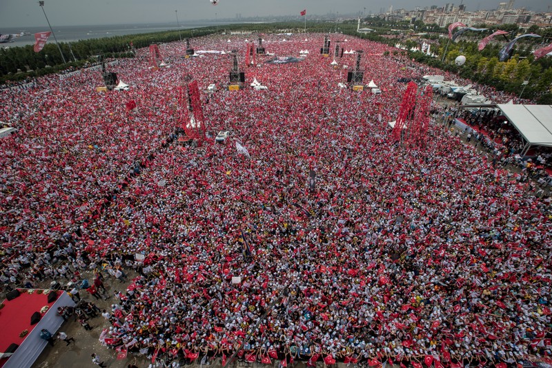 epa06833577 Supporters of Muharrem Ince, Presidential candidate of Turkey's main opposition Republican People's Party (CHP), cheer during an election campaign rally, in Istanbul, Turkey, 23 June 2018. Turkey will hold snap presidential and parliamentary elections on 24 June 2018. EPA-EFE/SEDAT SUNA