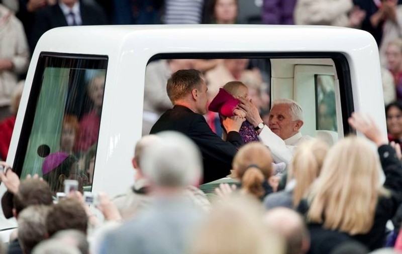 Papa Benedict ar putea fi amendat! Nu a purtat centura de siguranță în papamobil
