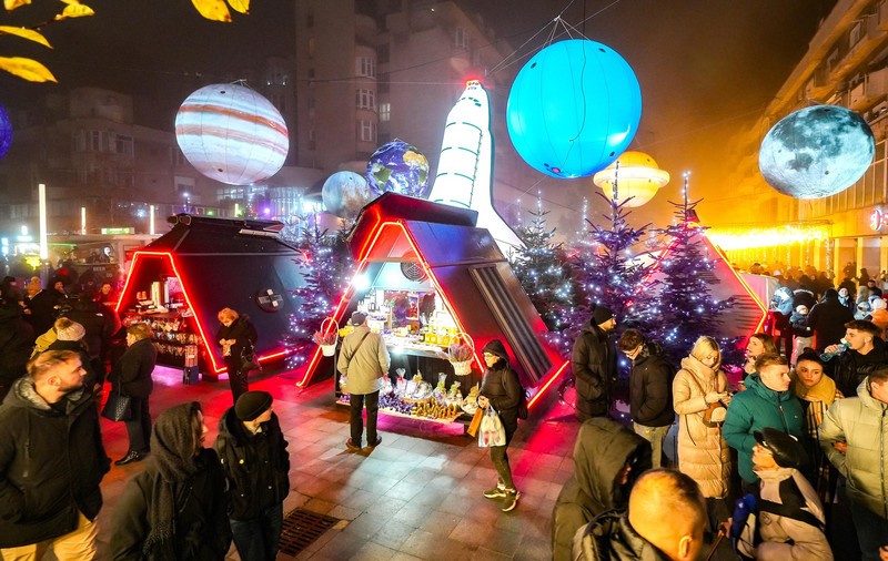 Prețurile de la Târgul de Crăciun din Craiova. Cât a plătit o turistă pentru un cârnat, 3 mici, jumări și cartofi | VIDEO