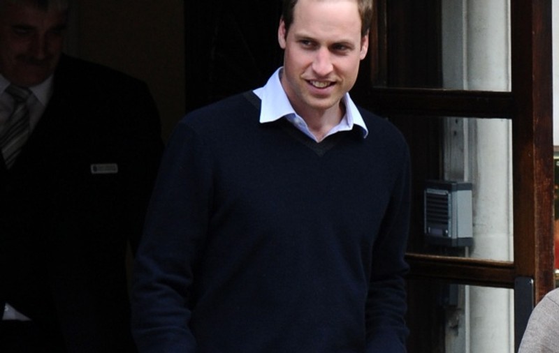 Prinţul William, singur şi aparent ameţit, la un club privat, cu actriţa Naomi Watts şi câţiva prieteni