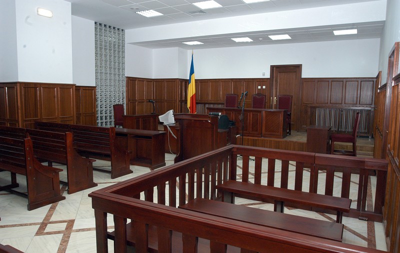 Gestul comis în sala de judecată de un bărbat care venise să conteste o simplă amendă l-a adus aproape de închisoare: „Ne mai vedem noi, puștoaico!”