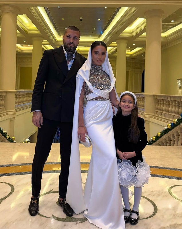 Cum a apărut Adelina Pestrițu îmbrăcată de Anul Nou. Imagini cu rochia spectaculoasă, special creată pentru ea