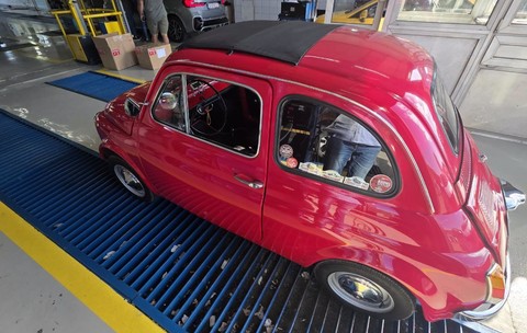 Un Fiat 500 roșu din 1969, adus la RAR Iași și urcat pe platformă pentru ITP