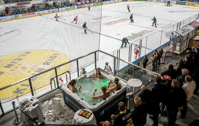 Fanii au urmărit meciul de hochei pe gheață din jacuzzi, în Elveția: „Vrem și noi! Super idee!” | VIDEO