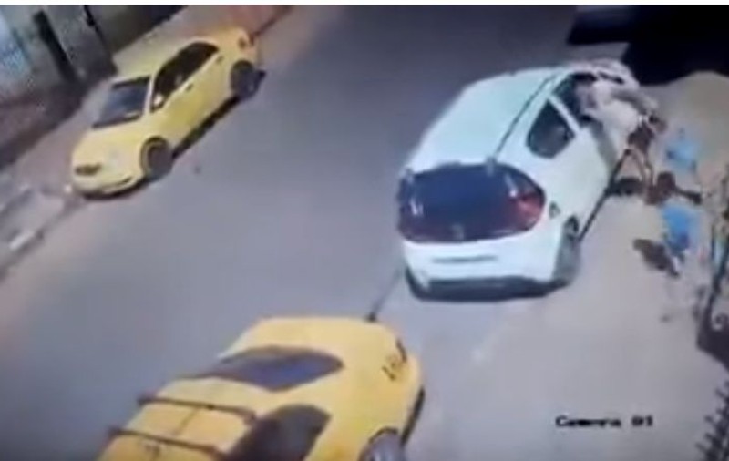 Un băiețel de doi ani s-a smuls din mâna mamei sale și a fost călcat de camion | FOTO