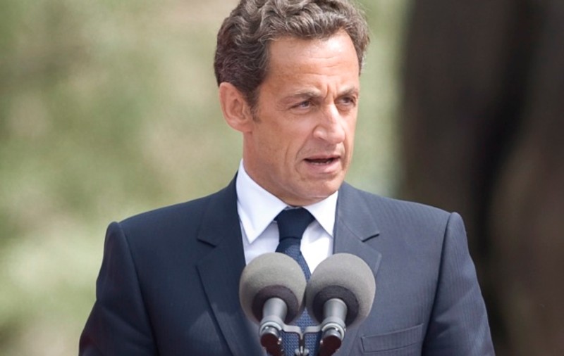 Sarkozy stă pe un scăunel ca să pară mai înalt