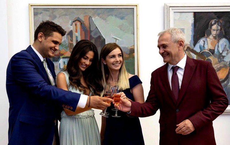 Evenimentele mondeno-politice al anului 2018. Dragnea şi-a însurat băiatul, Băsescu a devenit bunic pentru a patra oară, Elena Udrea a născut în Costa Rica