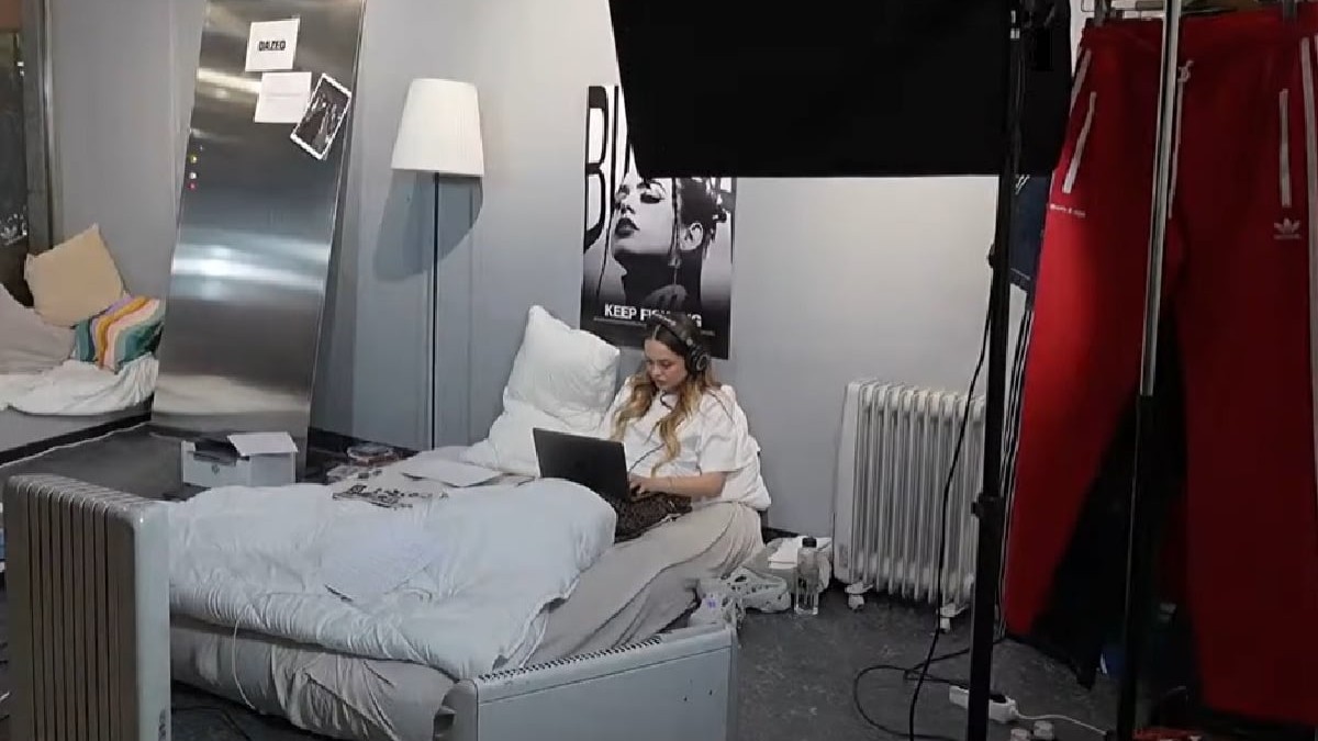 Bianca Tilici, o artistă de 25 de ani, s-a închis 24 de ore într-o cameră sigilată pe Calea Victoriei