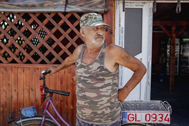 Cei mai vârstnici dintre localnici spun că e plictiseală în Șuțești. Sursa foto: Eli Driu