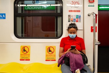Călătorii trebuie să păstreze două scaune libere între ei în vagoanele de metrou din Milano Foto: Hepta