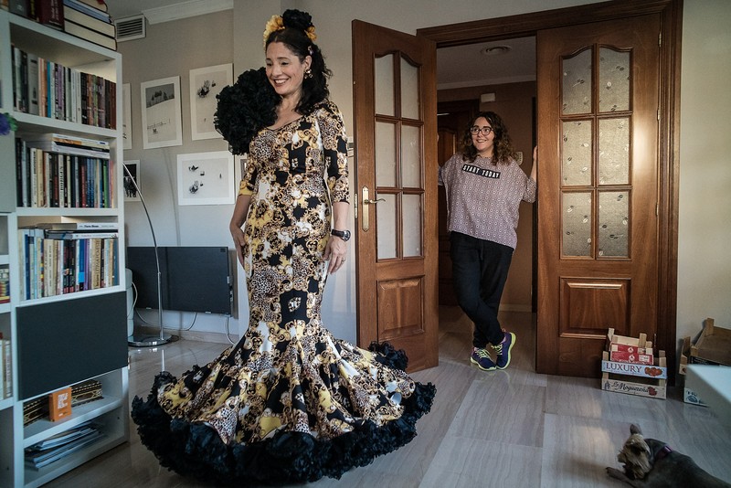 Oana și fiica ei, Sânziana, se pregătesc să meargă în Granada, la sărbătoarea orașului. Oana s-a îmbrăcat în „traje de gitana“