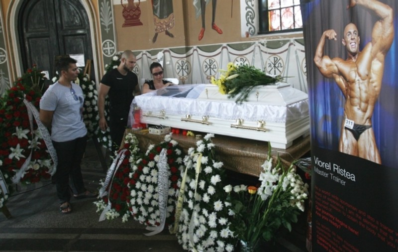 Foto | Trupul neînsufleţit al lui Viorel Ristea, depus la capela cimitirului Ghencea Civil