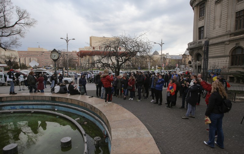 Câteva zeci de persoane au protestat în Piața Universității din București împotriva restricțiilor