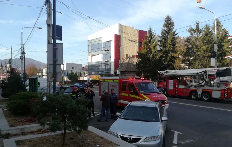 Un bărbat s-a urcat pe stâlpul telegondolei din Piatra-Neamț și amenință că se aruncă de la 60 de metri înălțime