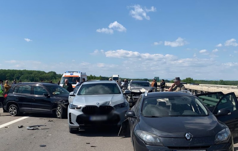 Șașe mașini s-au lovit pe Autostrada A3 la Râfov, Prahova, provocând blocarea temporară a sensului spre București / O persoană rănită