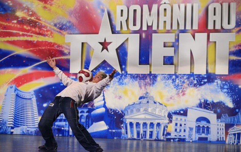 Iată povestea lui Ştefan Florescu, băiatul care a jonglat cu mingea pe scena "Românii au talent"!