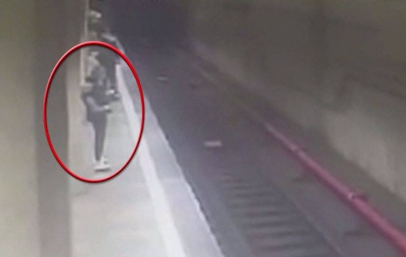 Ce mesaj avea scris în palmă criminala de la metrou. Prima tânără agresată a așteptat ore întregi pentru a da declarații polițiștilor