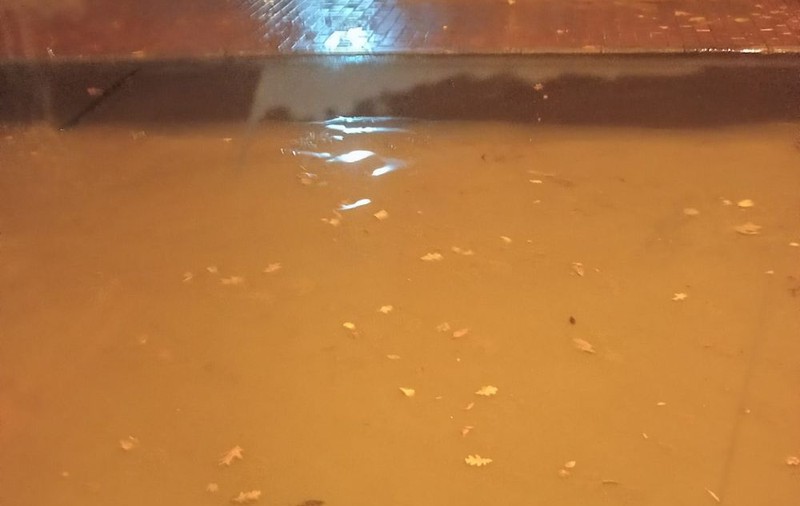 Conductă spartă în București, circulația se desfășoară cu dificultate. „Cu gondola, prin Capitală” | Video