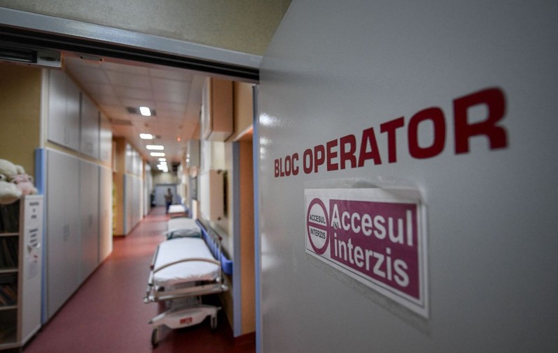 La o lună după ce a fost incendiată de un criminal, fata de 17 ani din Mehedinți a făcut 5 transplanturi de piele. Medic: “I-au crescut șansele de supraviețuire”