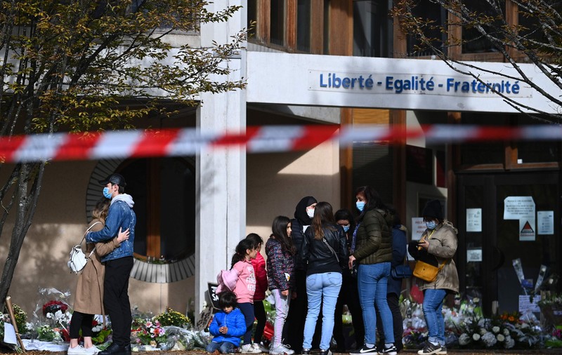 Teroristul care a decapitat un profesor francez i-ar fi plătit pe elevi pentru a-l identifica pe acesta